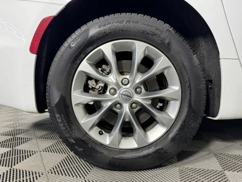 Used 2024 Chrysler Pacifica Touring-L AWD/4WD image 46