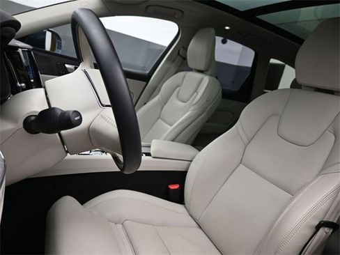 Used 2023 Volvo XC60 B5 Ultimate w/ Climate Package image 9