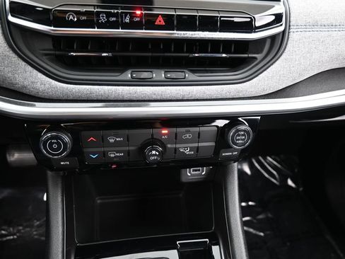 Used 2024 Jeep Compass Latitude image 22