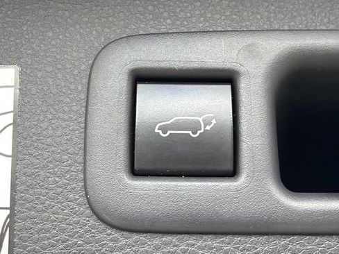Used 2023 Toyota Highlander Limited FWD image 19
