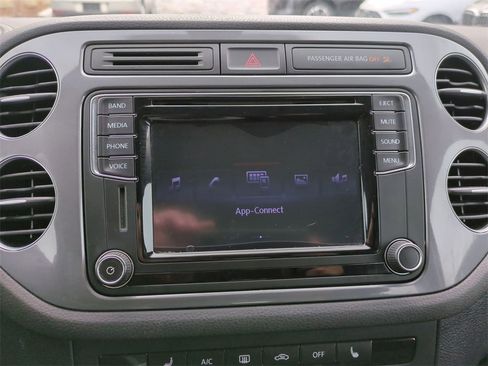 Used 2017 Volkswagen Tiguan S image 22