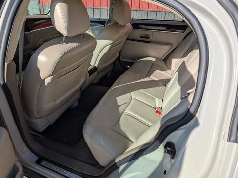 Used 2005 Lincoln Town Car Signature Limited image 9