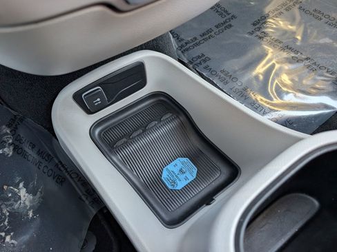 Used 2024 Chrysler Pacifica Touring-L image 29