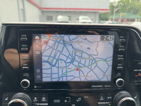 Used 2022 Toyota Highlander XLE AWD/4WD image 18