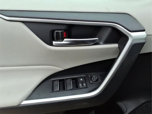 Used 2022 Toyota RAV4 XLE image 11