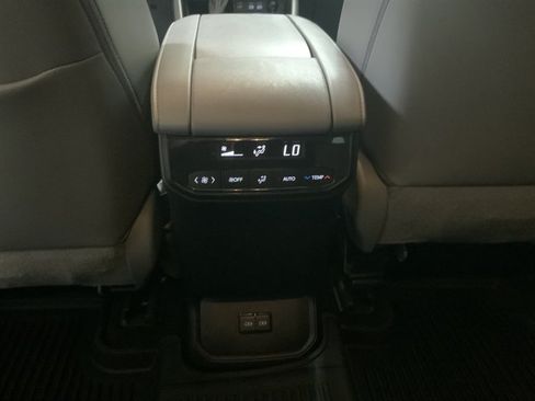 Used 2023 Toyota Highlander XLE AWD/4WD image 37