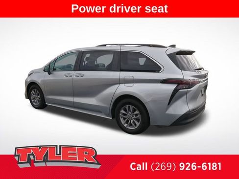 Used 2024 Toyota Sienna XLE FWD image 5