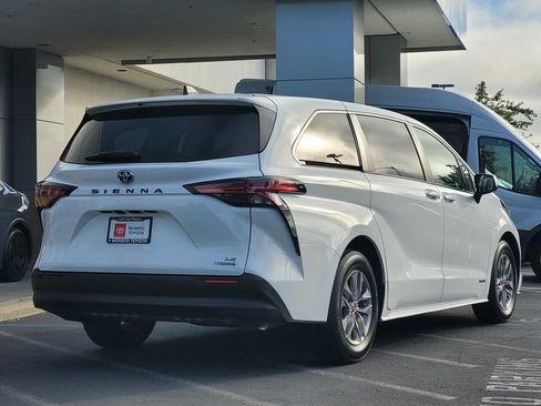 Used 2021 Toyota Sienna LE FWD image 5