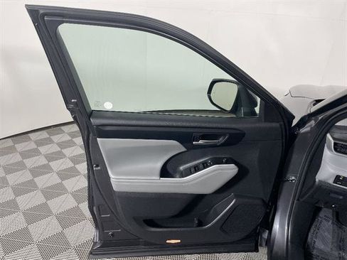Certified 2025 Toyota Highlander XLE image 22