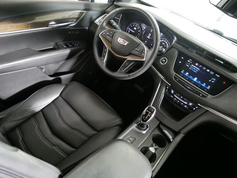 Used 2018 Cadillac XT5 Platinum w/ Driver Assist Package AWD/4WD image 9