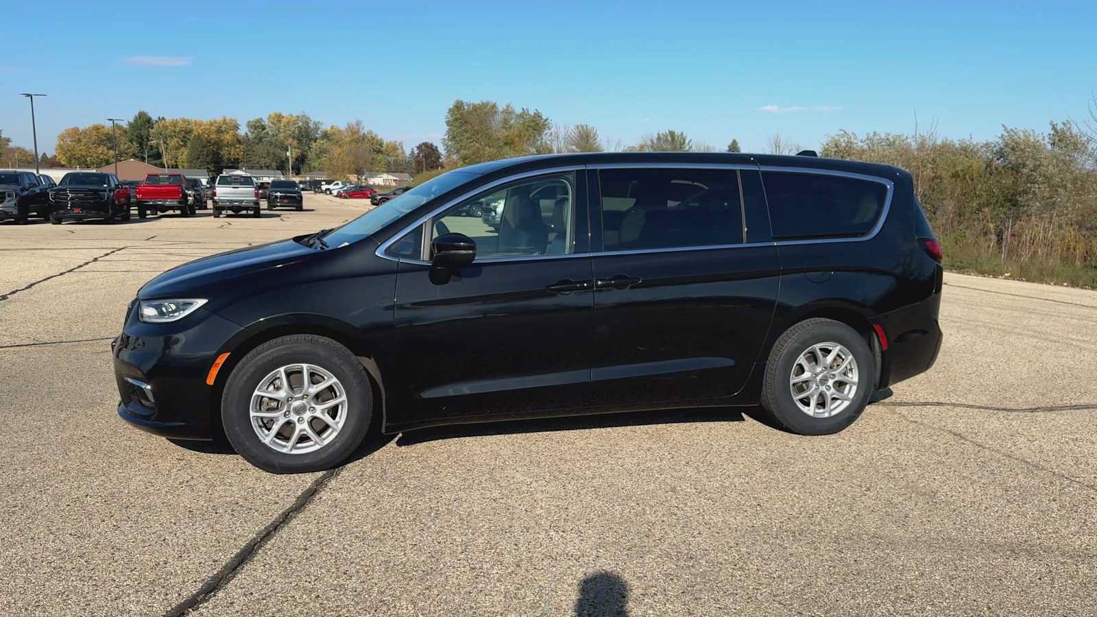Used 2023 Chrysler Pacifica Touring-L w/ Uconnect Theater Family Group FWD image 8