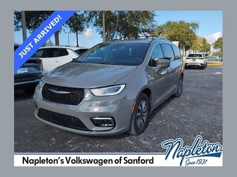 Used 2021 Chrysler Pacifica Touring-L w/ Uconnect Theater Family Group image 1