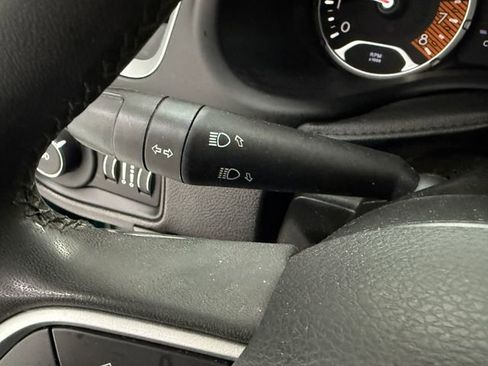 Used 2020 Jeep Renegade Latitude FWD image 13