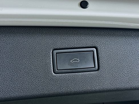 Used 2024 Volkswagen Tiguan SE image 28