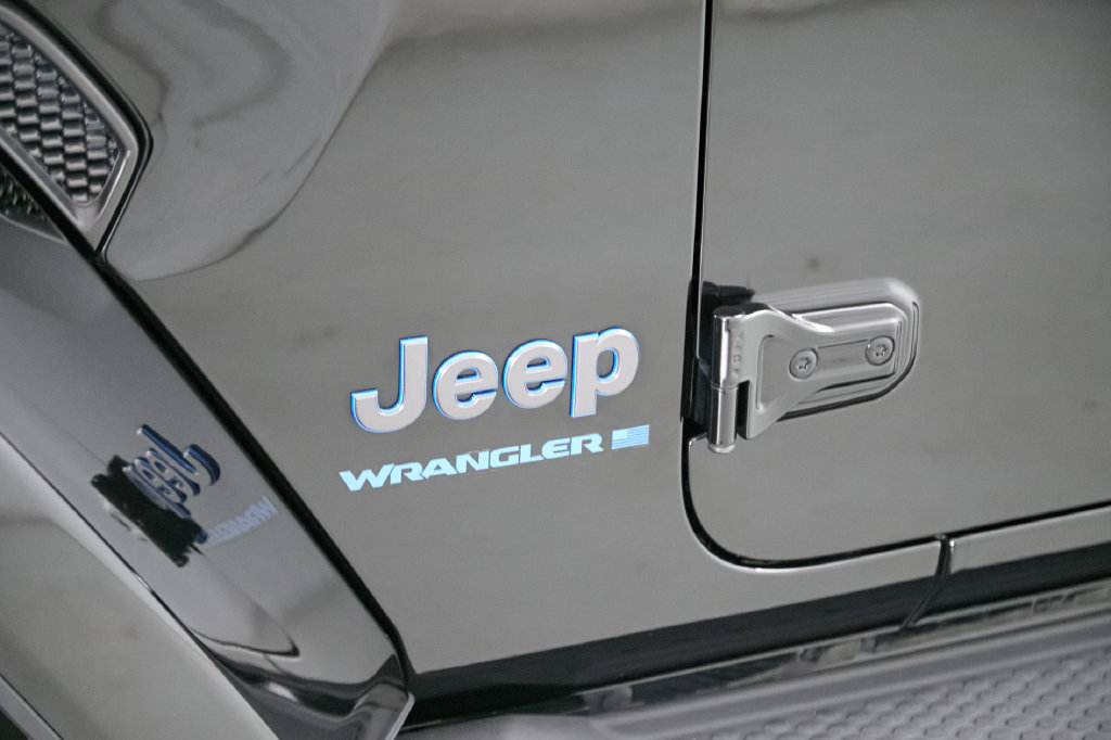 Used 2023 Jeep Wrangler Unlimited Sahara AWD/4WD image 4