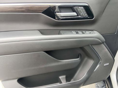 Certified 2025 Chevrolet Suburban Z71 w/ Comfort Package image 7