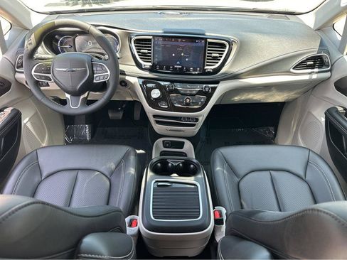 Used 2024 Chrysler Pacifica Limited FWD image 4