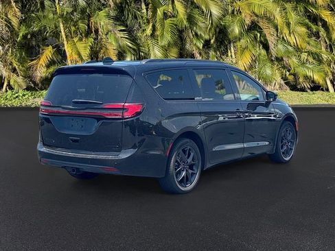 Used 2024 Chrysler Pacifica Limited w/ Uconnect Theater Family Group AWD/4WD image 2