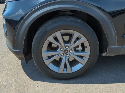 Used 2022 Ford Explorer XLT w/ Equipment Group 202A AWD/4WD image 10