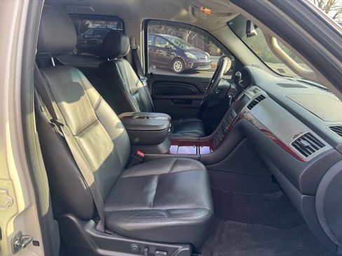 Used 2010 Cadillac Escalade 2WD image 23