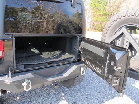 Used 2016 Jeep Wrangler Unlimited Rubicon w/ Connectivity Group image 40