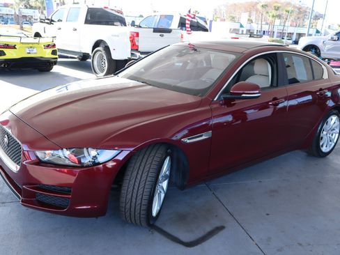 Used 2017 Jaguar XE image 9