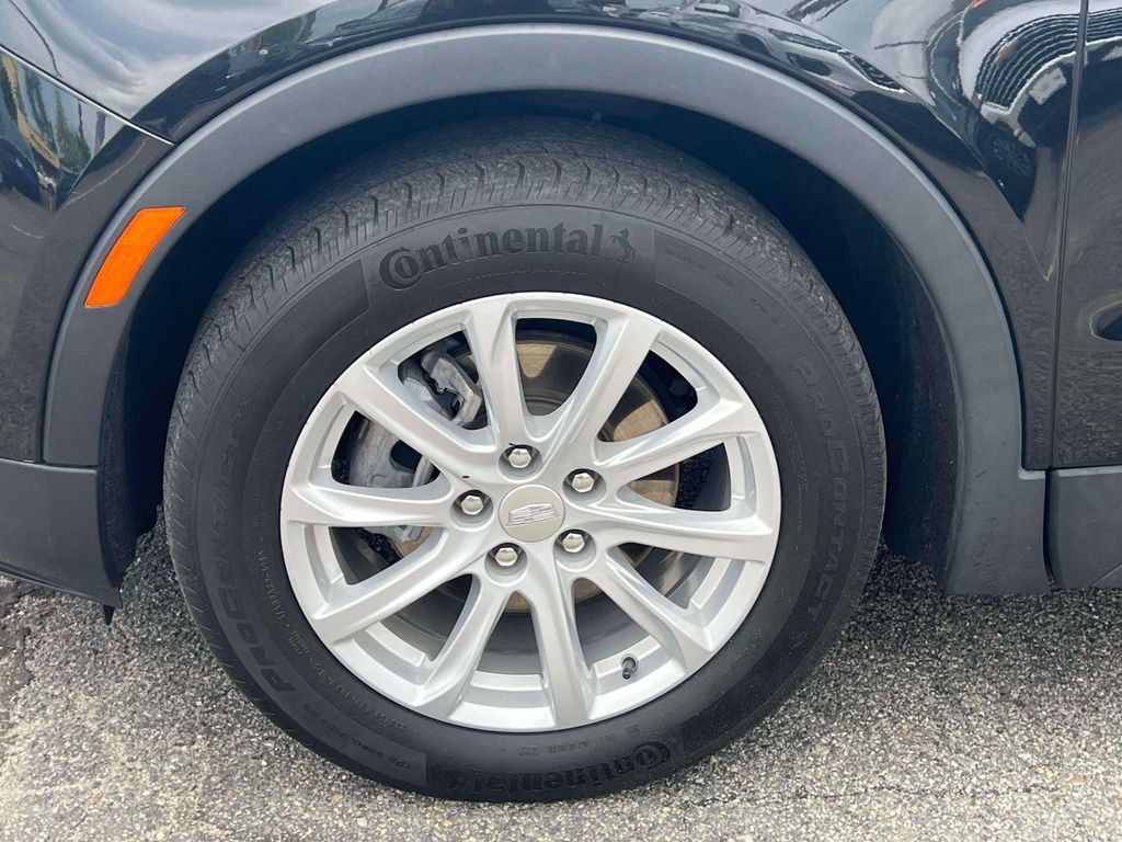 Used 2023 Cadillac XT4 Luxury w/ Cold Weather Package FWD image 9