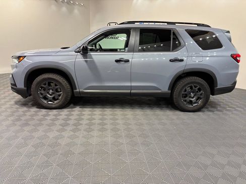Used 2025 Honda Pilot TrailSport image 2