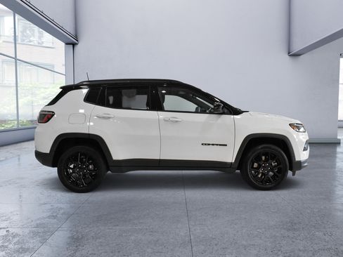 Used 2024 Jeep Compass Latitude w/ Convenience Group AWD/4WD image 6