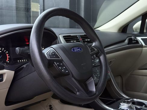 Used 2018 Ford Fusion SE image 15