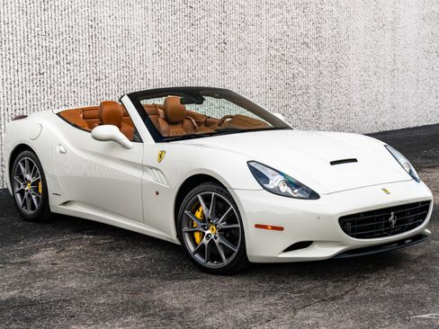 Used 2011 Ferrari California RWD image 5