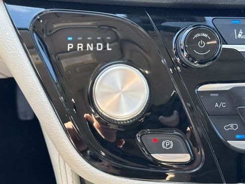 Used 2023 Chrysler Pacifica Limited FWD image 16