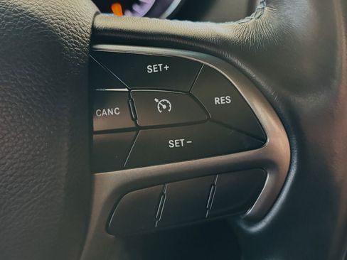 Used 2019 Jeep Grand Cherokee Laredo AWD/4WD image 44