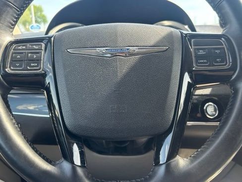 Used 2014 Chrysler Town & Country Touring-L FWD image 17