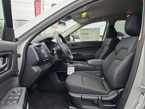 New 2025 Nissan Pathfinder S image 9