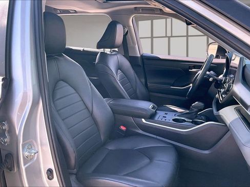 Used 2023 Toyota Highlander XLE FWD image 29