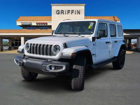 Used 2025 Jeep Wrangler Unlimited Sahara AWD/4WD image 11