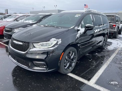 New 2026 Chrysler Pacifica Select w/ S Appearance Package image 1