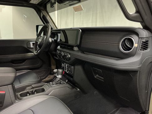 Used 2025 Jeep Gladiator Sport AWD/4WD image 29
