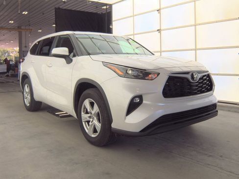 Used 2025 Toyota Highlander LE image 4