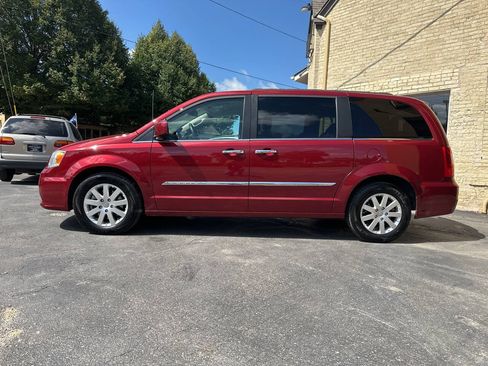 Used 2015 Chrysler Town & Country Touring w/ Driver Convenience Group FWD image 3
