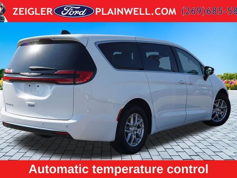 Used 2024 Chrysler Pacifica Touring-L FWD image 5