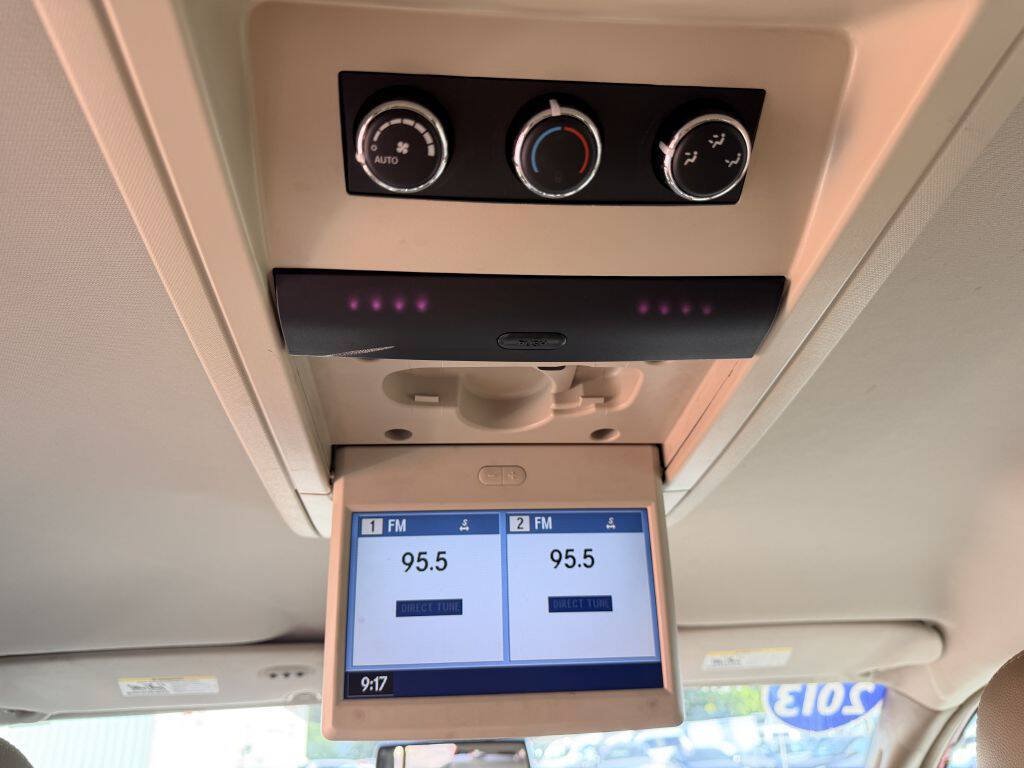 Used 2013 Chrysler Town & Country Touring-L w/ Driver Convenience Group FWD image 8