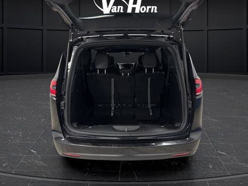 Used 2023 Chrysler Pacifica Limited w/ Uconnect Theater Family Group image 16