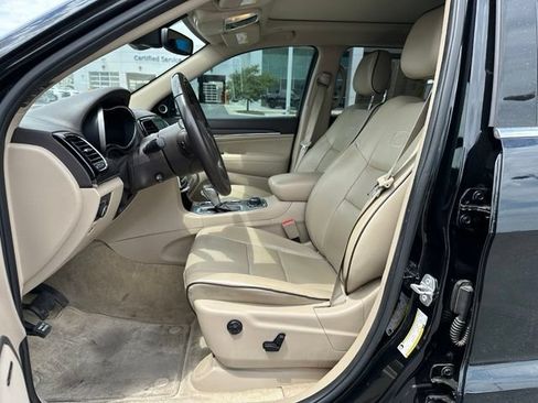 Used 2019 Jeep Grand Cherokee Overland AWD/4WD image 15