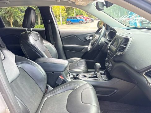 Used 2019 Jeep Cherokee Latitude Plus w/ Comfort/Convenience Group AWD/4WD image 29