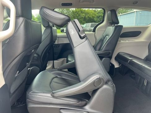 Used 2023 Chrysler Pacifica Touring-L FWD image 6