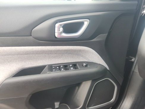 Used 2024 Jeep Compass Latitude image 18