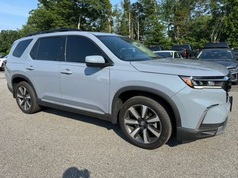 Used 2025 Honda Pilot Touring image 3
