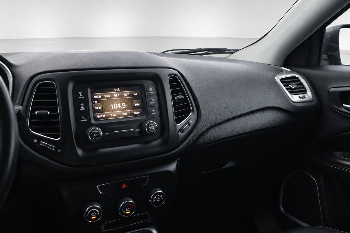Used 2018 Jeep Compass Latitude FWD image 30